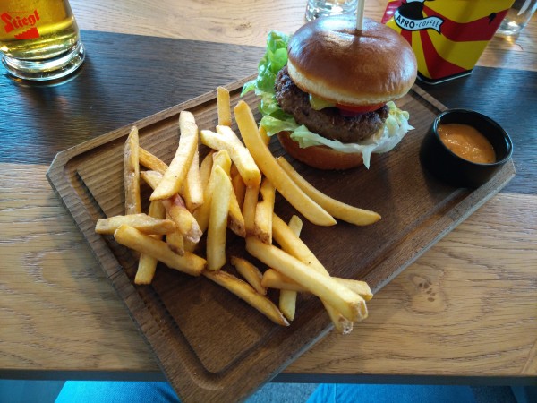 Der Klassische Hamburger (Rind, Paradeiser, Salat, karamellisierte Zwiebel, ... - Wechsel Lounge - St. Corona am Wechsel