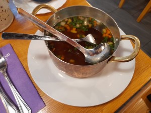 Suppe mit Gemüse und Rindfleisch - WIAZHAUS im Gut Landsthal - Hainfeld