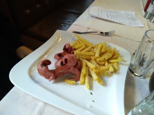 Grillwürstel mit Pommes (Kindergericht) - Meilinger Taverne - MITTERSILL