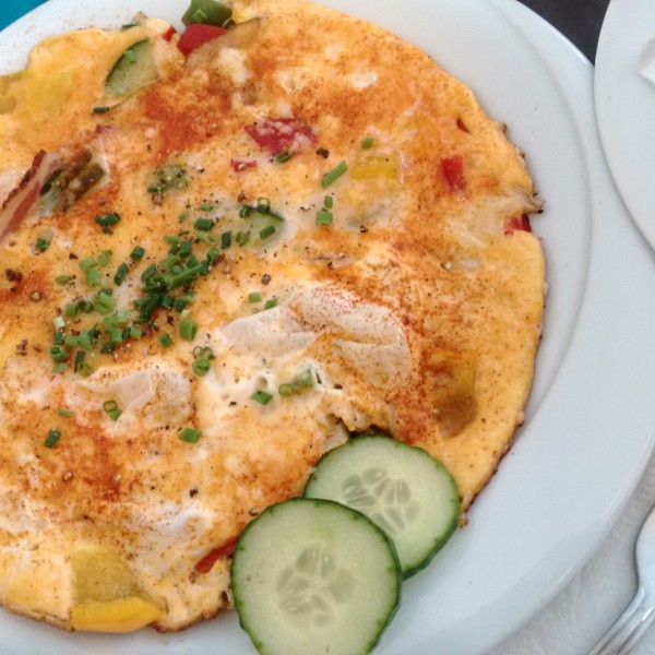 Omelette mit Bergkäse, Chili, Speck, ... - Breakfast Club - Wien