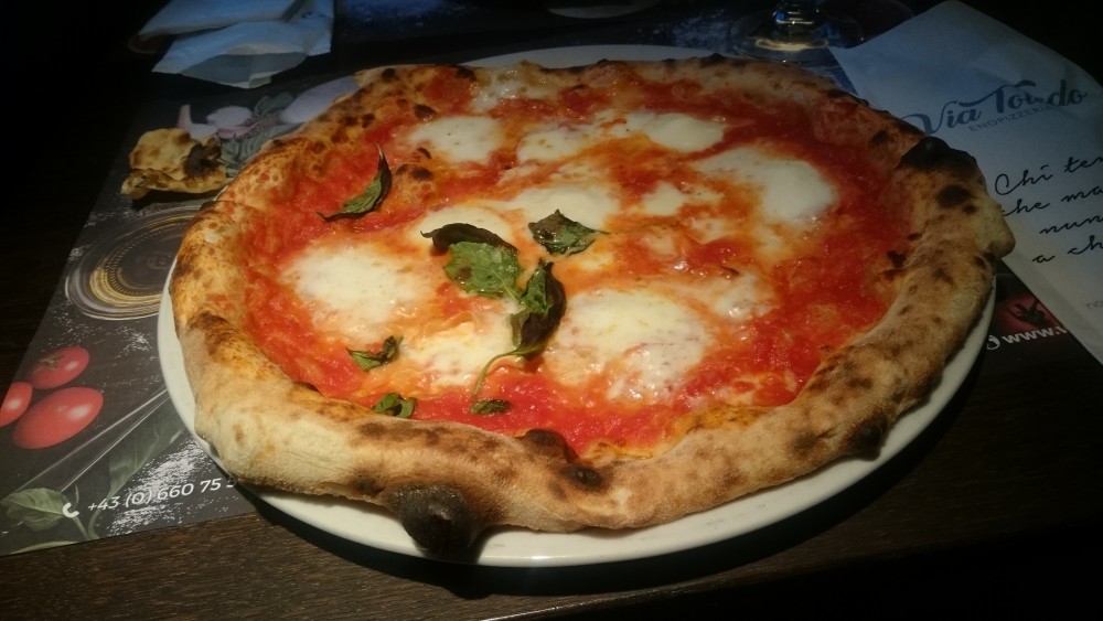 Pizza Bufalina - Via Toledo - Wien