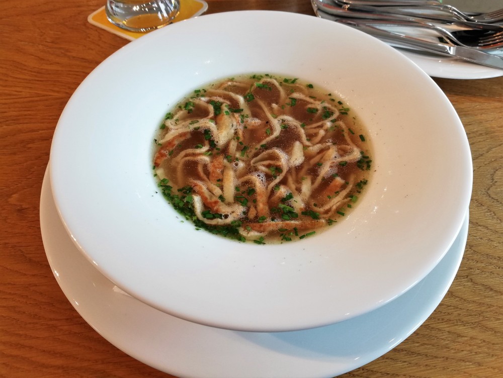 Sehr gute Frittatensuppe, die Berner mit Pommes danach waren ein ... - Rekordmeister Bar - Wien