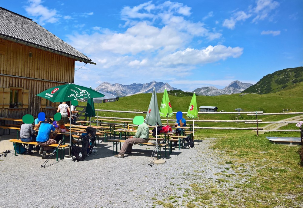 im "Gastgarten" mit viel Natur :-)) - Alpe Monzabon - Zürs