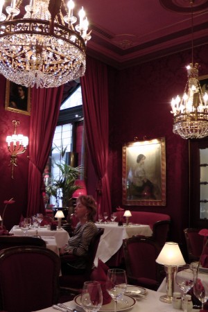 Blick in den Raum und zum Eingang - Sacher Rote Bar - Wien