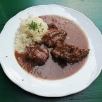 Zwiebelfleisch mit Reis, der Mittagsteller vom 7.8.18 um € 7,50. Fleisch ... - Zum Renner - Wien