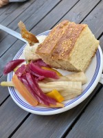 Maisbrot, aufgeschlagene Butter u. eingelegtes Saures - Wildling Foods - Wien