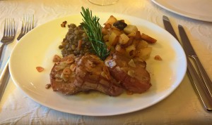 Kotelett vom Spanferkel auf Linsenragout und Knusperknoblauch. Großartig!