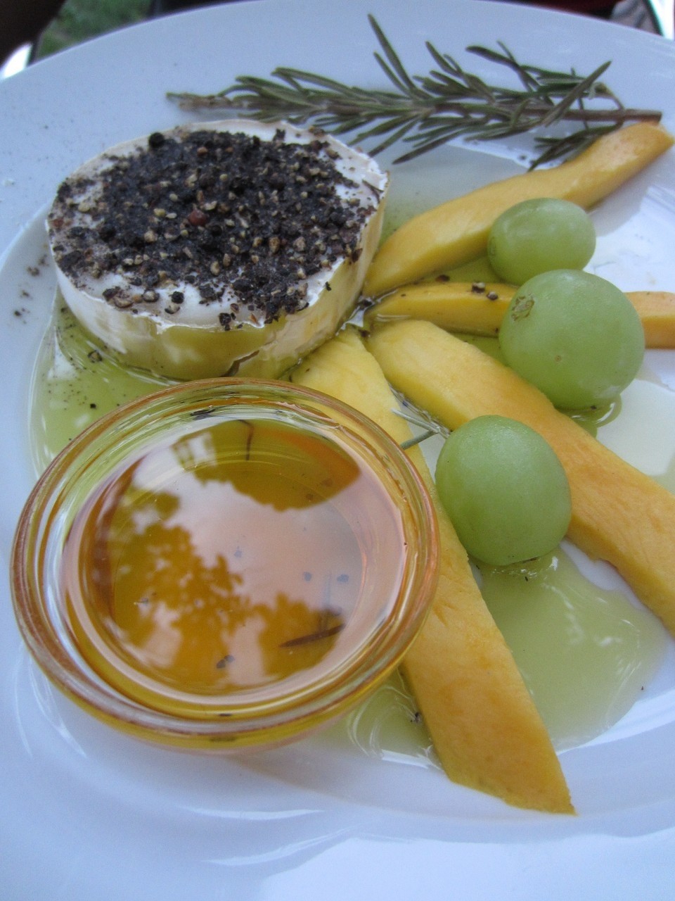 Ziegenkäse mit schwarzem Pfeffer, Honig und Mango - Gasthaus Am Nordpol 3 - Wien