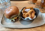 Classic Bacon Cheeseburger mit Onion Rings