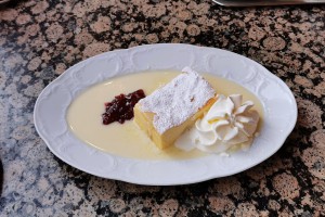 Cafe Schwarzenberg - Warmer Topfenstrudel mit Vanillesauce - sehr gut - eine Empfehlung