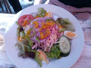 Wurstsalat - erfrischend, gute Mischung, leichtes Dressing, frische resche Semmerl dazu