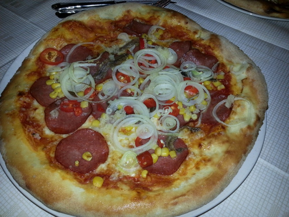 Pizza Diavolo - extra Zwiebel, Knoblauch und Mais - Pasta - Mödling