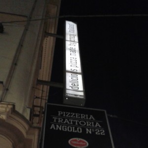 Pizzeria Angolo 22 - Außenwerbung
