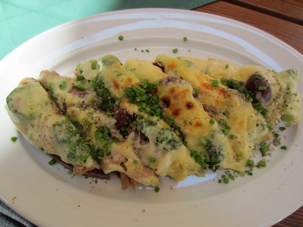 Fischbrot (mit Thunfisch, Brokkoli, Oliven und Käse - gratiniert) - Der Bettelstudent - Wien