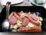 Flying Breakfast: Saumaise und Bratwürste mit karamellisierten Krautfleckerl