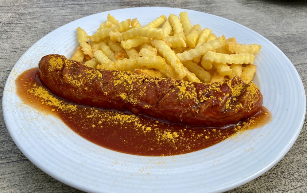 Currywurst mit typischer Sauce - feines „Fastfood“ mit guter Schärfe 🌶️ - Pachler´s Sporttreff - Wien