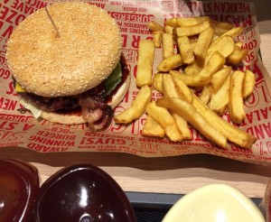 Steakhouse Burger mit Pommes. Ganz unten im Bild sieht man leider nur sehr geschnitten die ...