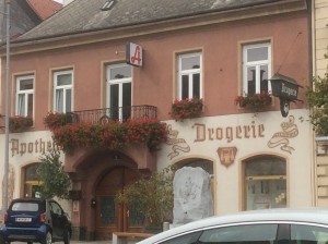 Blick ueber die Strasse vom Gastgarten