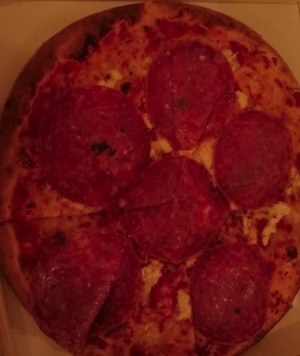 Pizza Salami mit Schafkäse - Riva Rosa - Wien