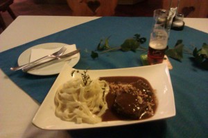 Oma's Reindlrostbraten mit Nudeln - Gasthaus Petersburg - Linz