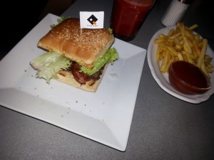 Burger mit Pommes - Cuadro - Wien