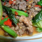Gehacktes Rindfleisch mit Thaibasilikum, Zwiebel und Chili - Bhung Bui - Wien