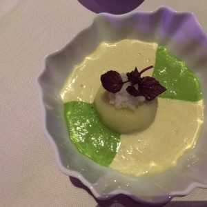 Handgedrehter Chilli-Grammelknödel auf säuerlichem Ingwerkraut 
mit Apfel, ... - Albertina Passage - Dinner Club - Wien