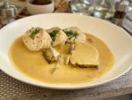 Rehbraten mit Serviettenknödel in Wurzelrahmsauce. Gute Idee, aber viel, ... - Stockerwirt - Sulz im Wienerwald