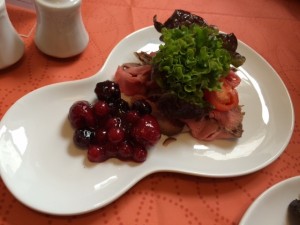 Lustig essen - Roastbeef auf lauwarmer Sauce Cumberland - Gasthaus MÖSLINGER - Wien
