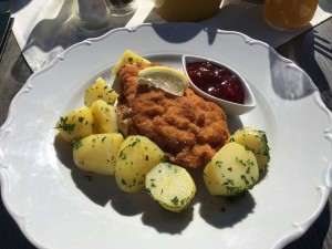 Gebackenes Schweinsrückensteak mit Schinken, Zwiebel und Käse gefüllt, Petersilienerdäpfel, ...