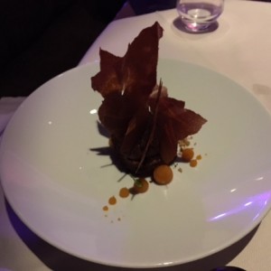 Kombination von dunkler Schokolade mit Pekannuss, Marillengel unter Kakaoblätter - Albertina Passage - Dinner Club - Wien