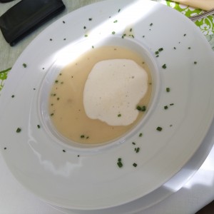 Weiße Spargelcremesuppe mit Obershäubchen - Amon's Gastwirtschaft - Wien