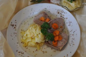 Rindfleisch gekocht vom weißen Scherzl mit Röstkartoffeln