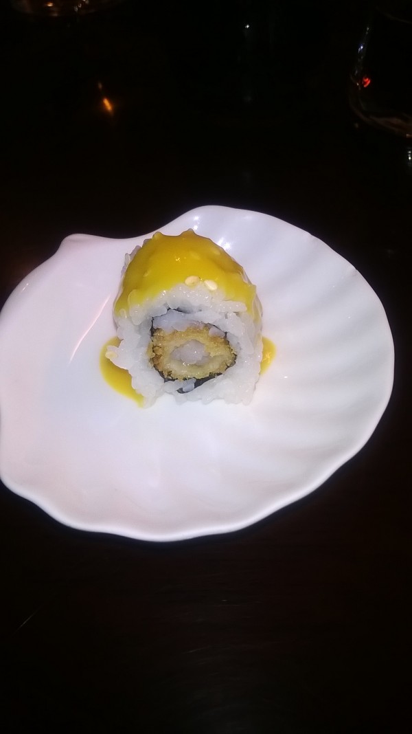 Gruß aus der Küche - California Maki mit Mangosauce drapiert - Hitomi - Wien