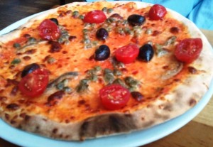 Pizza Taormina mit Kapern, Oliven und Cocktailtomaten