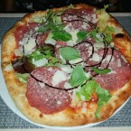 Pizza La Gondola (Salat, Basilikum, Mailänder Salami) - leider nicht gut - ... - Pizzeria Valentino - Berndorf
