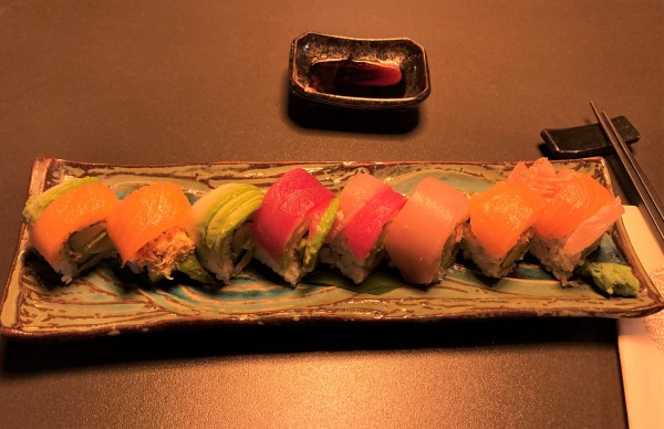 Rainbow Rolls (2022) Schneekrabbe, Lachs, Tuna, weißer Tuna, Avocado, Gurke - Toshi - Graz