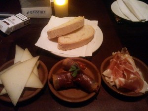 Queso Manchego – ein spanischer Hartkäse, Jamon Serrano - 12 Monate gereifte, Datiles rellenos - ...