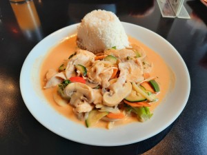 Thai-Hühnchen in Currysauce mit Gemüse