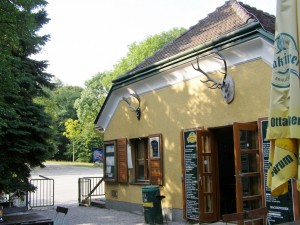 Der Gastgarten vor dem Haupteingang