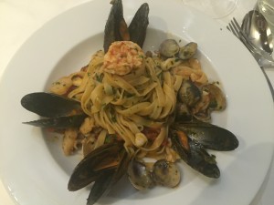 Tagliolini mit gemischten Meeresfrüchten und Fisch - mangia e ridi - Wien