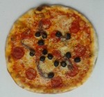 Kleine Pizza, Scharfe Salami, Mozarella, Sardellen, Oliven