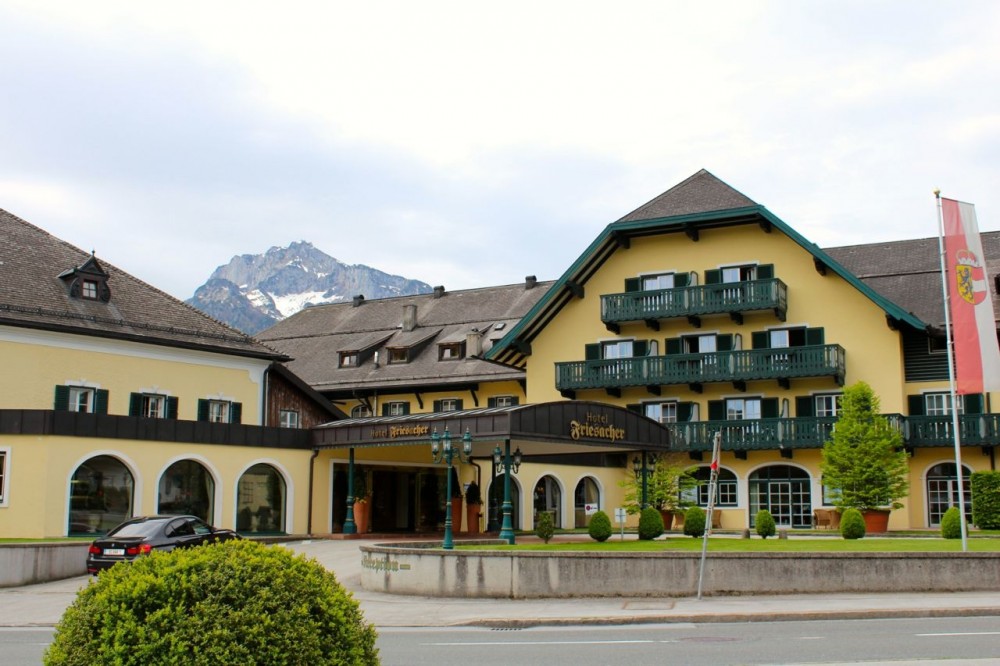 Hotel-Restaurant mit Untersberg im Hintergrund - Friesacher - ANIF