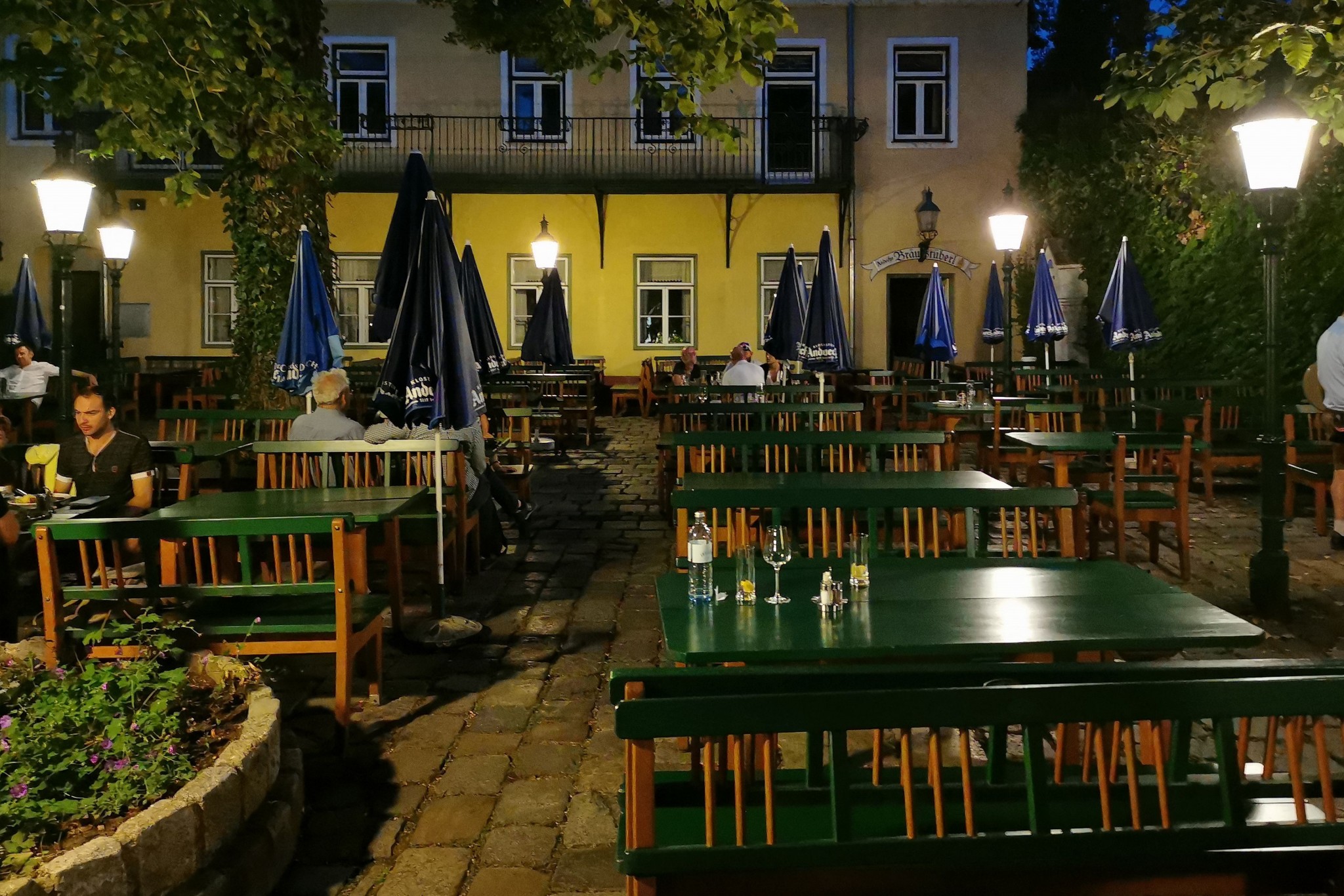 Der Gastgarten in der Abendstimmung - Zum Renner - Wien