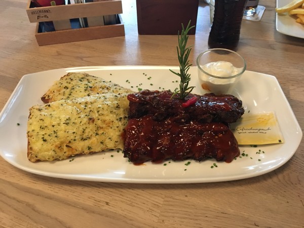 Scharfe Spareribs mit Knoblauchbrot - Frankie's - Klagenfurt