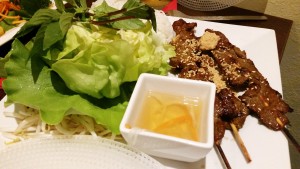 Reisblätter und Zutaten zum einwickeln: Salat, Reisnudeln, Thaibasilkum, Minze, ...