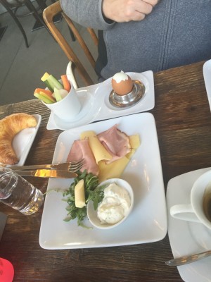 Catherine Den Oeuf: Schinken/Käse, Butter, Croissant, weiches Ei, Gemüse mit Dip - Café Francais - Wien