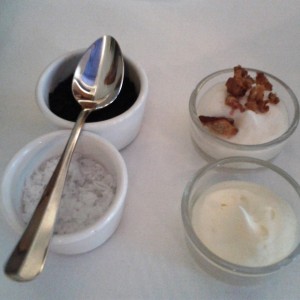 Gedeck -Schwarzes Aschesalz, Maldon-Salz, Grammelschmalz, Butter - Artner auf der Wieden - Wien