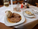 Schweinsbraten mit Knödel und Kraut - Zum gemütlichen Weinhauser - Wien