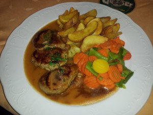 Schweinemedaillons mit Braterdäpfel u. Gemüse - Gasthaus Zum Kleinen Semmering - Hafnerberg